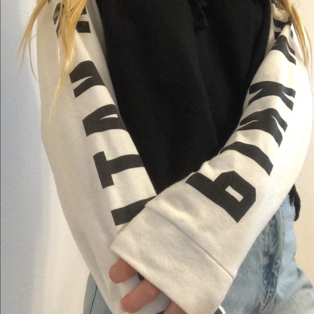 A warm and comfy💛 slightly cropped hoodie